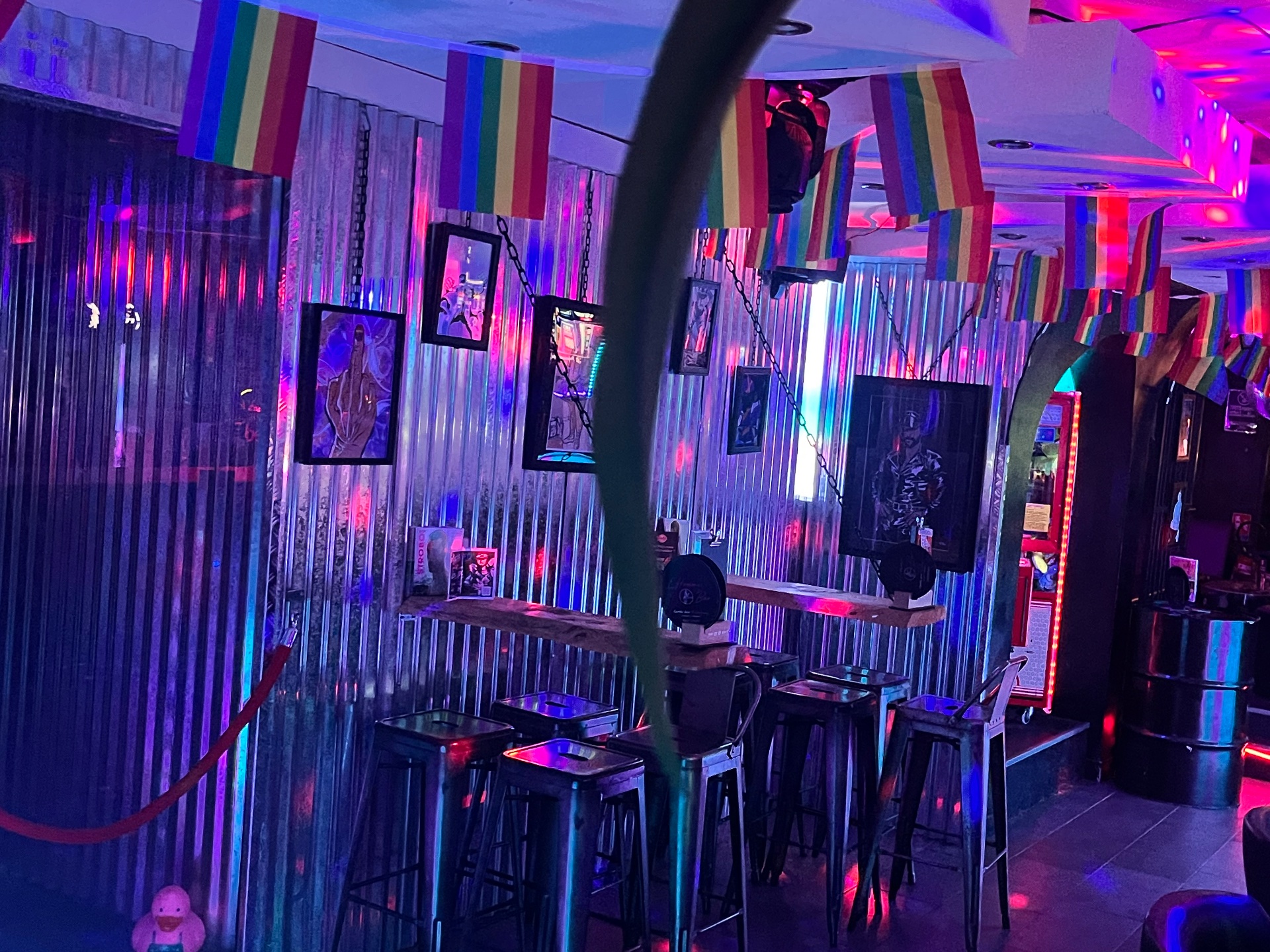 Le bar et ses néons à L’Homme Ô Bar